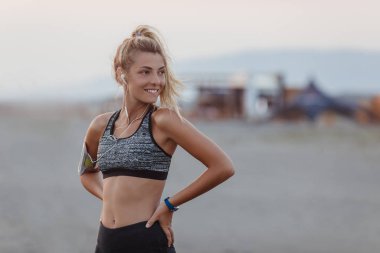 Çok beyaz sporcumuz kumsalda ayakta.