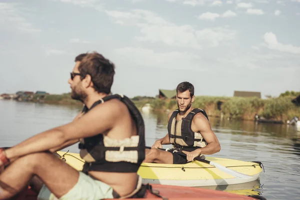 Dos Guapos Deportistas Caucásicos Haciendo Kayak Río —  Fotos de Stock