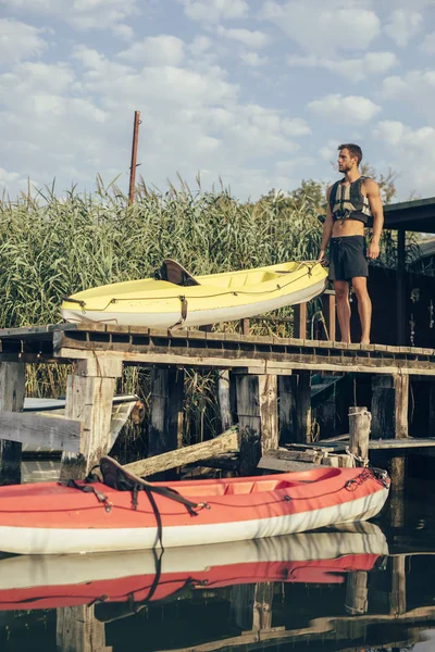 Bonito Kayaker Desportista Caucasiano Convés Madeira Junto Rio — Fotografia de Stock
