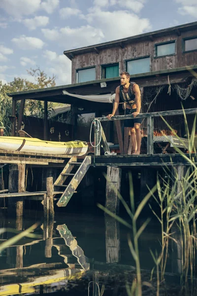 Przystojny Kayaker Sportowca Kaukaska Stojąc Drewnianym Tarasem Nad Rzeką — Zdjęcie stockowe