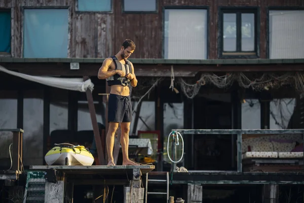 Bello Sportivo Caucasico Kayaker Piedi Sul Ponte Legno Vicino Fiume — Foto Stock