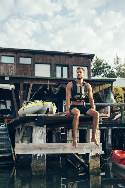 Guapo Deportista Caucásico Kayak Sentado Cubierta Madera Junto Río — Foto de Stock