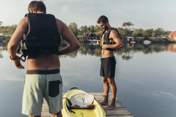 Два Чоловіки Стоять Палубі Річці — стокове фото