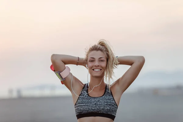 Bonita Caucasiana Sorrindo Esportista Praia Olhando Para Câmera — Fotografia de Stock