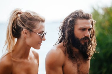 Erkek ve kadının yaz tatili deniz kenarında.