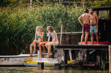 Rivershore yaz tatil zevk mayo içinde gençlerin Grup.