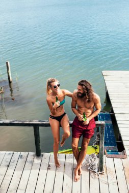 Erkek ve kadının yaz tatili deniz kenarında.