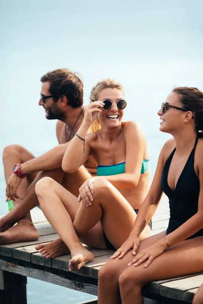 Grupo Pessoas Sorrindo Trajes Banho Sentados Convés Desfrutando Verão Juntos — Fotografia de Stock