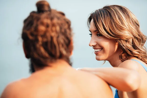 Freund Und Freundin Sitzen Draußen Und Genießen Die Sommerzeit — Stockfoto