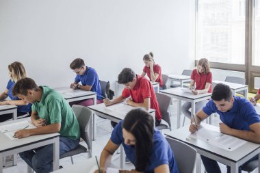 Lise öğrencilerinin sınıf bir sınav yapıyor.