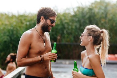 Bira içip yaz deniz üzerinde zevk sevgili.