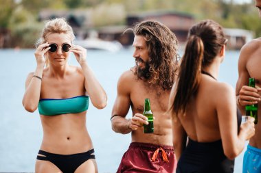 Güvertede ayakta ve yaz tatil birlikte zevk mayo içinde gençlerin Grup.