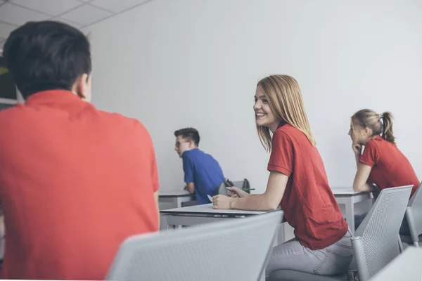 Skolflicka Och Skolpojke Sitter Vid Klassrum Gymnasiet Och Chatta — Stockfoto