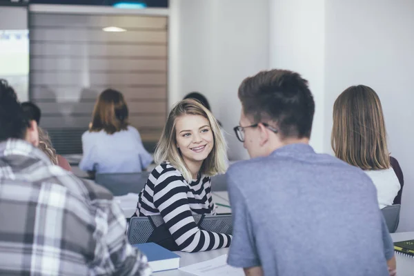 Menina Muito Caucasiana Estudante Ensino Médioconversando Com Seus Colegas — Fotografia de Stock