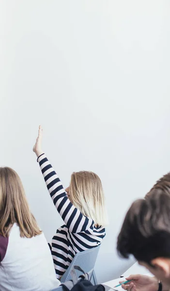 Estudante Ensino Médio Levantando Mão Para Responder Uma Pergunta — Fotografia de Stock