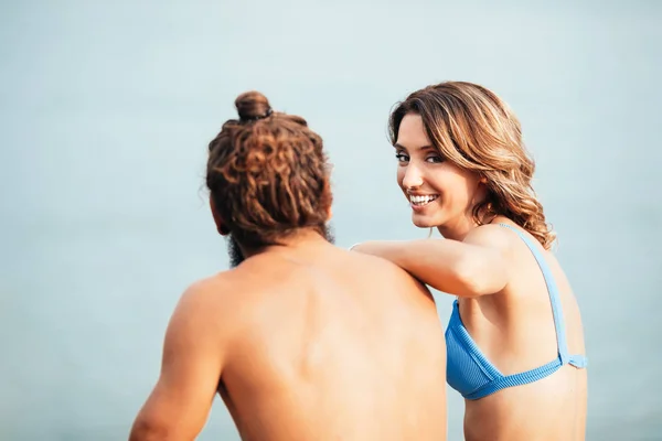 Freund Und Freundin Sitzen Draußen Und Genießen Die Sommerzeit — Stockfoto