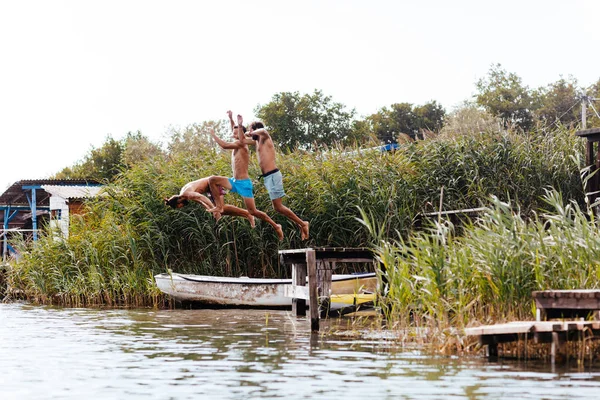 Jovens Saltando Rio Convés Madeira — Fotografia de Stock