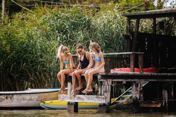 Trois Belles Filles Souriantes Caucasiennes Assises Sur Pont Maillots Bain — Photo