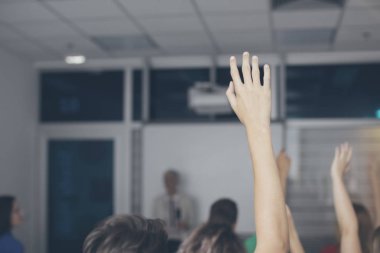 Grup bilirler ve eller yükselen kız öğrenciler bu soruyu cevaplamak için.