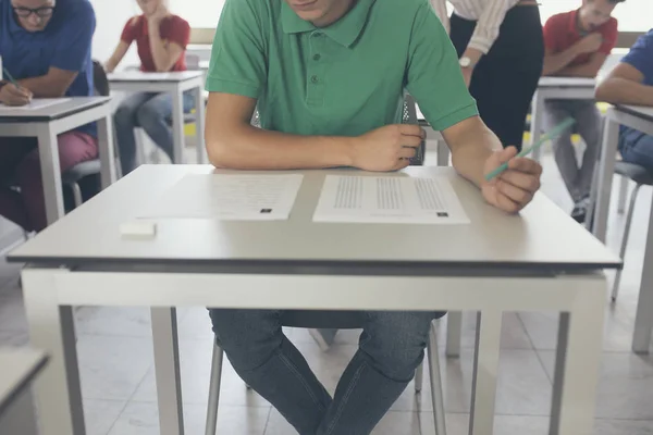 Estudantes Ensino Médio Fazendo Exame Sala Aula — Fotografia de Stock