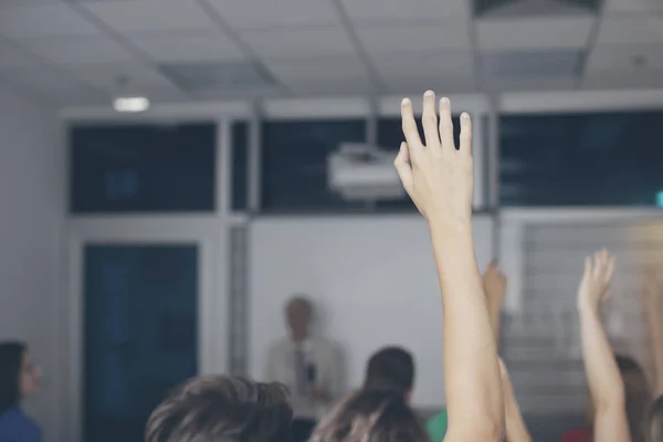 Grupo Meninos Escola Alunas Levantando Mãos Para Responder Pergunta — Fotografia de Stock