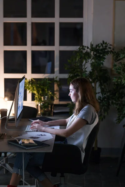 Hübsche Kaukasische Geschäftsfrau Designerin Sitzt Abends Büro Und Arbeitet Ihrem — Stockfoto