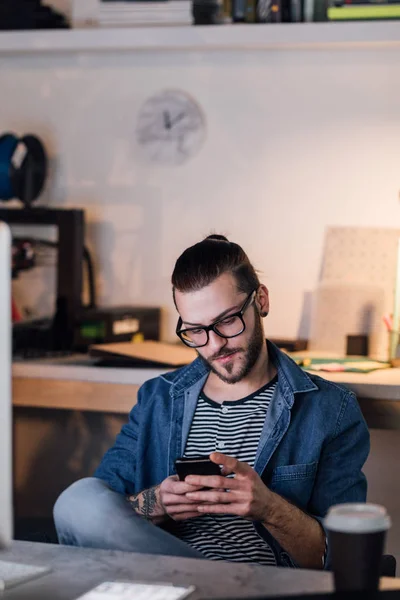 Joven Hombre Caucásico Diseñador Sentado Oficina Por Noche Escribiendo Teléfono —  Fotos de Stock