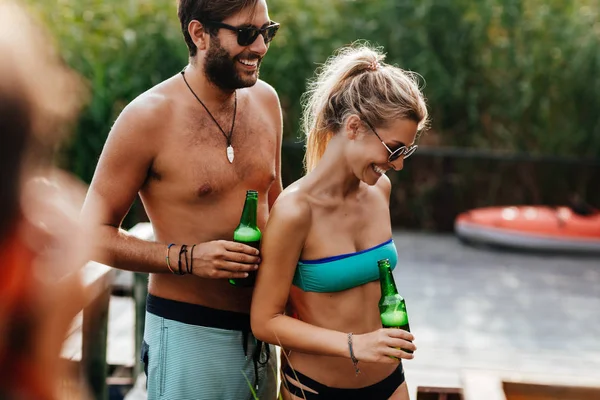 Bira içip yaz deniz üzerinde zevk sevgili.