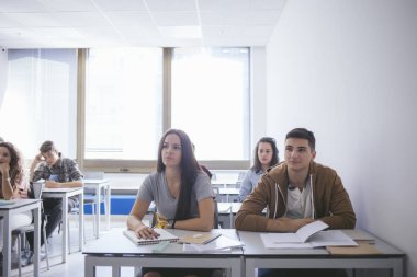 Bir sınıf modern sınıf sahip bir lise öğrenci grubu.