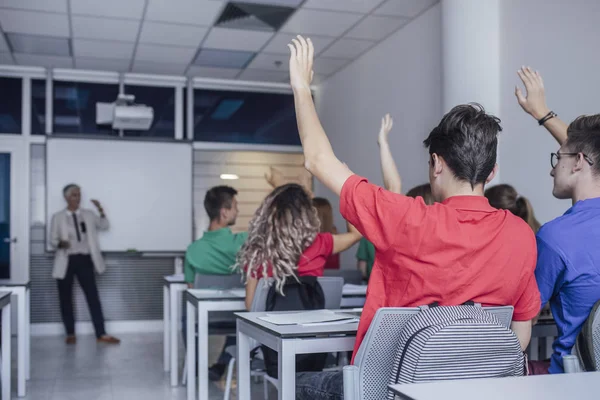 Группа Школьников Школьниц Поднимают Руки Ответить Вопрос — стоковое фото