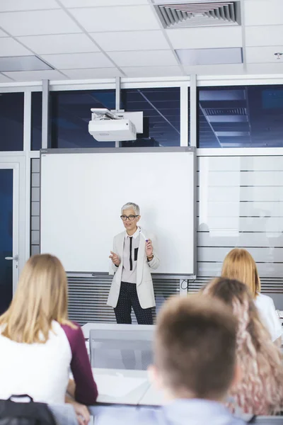 Profesora Mediana Edad Dando Una Lección Escuela Secundaria —  Fotos de Stock