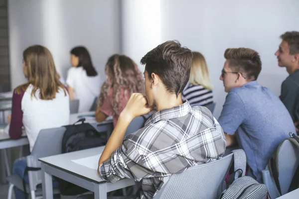 Gruppe Von Oberstufenschülern Die Eine Klasse Modernen Klassenzimmer Besuchen — Stockfoto