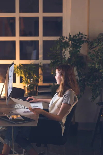 Hübsche Kaukasische Geschäftsfrau Designerin Sitzt Abends Büro Und Arbeitet Ihrem — Stockfoto