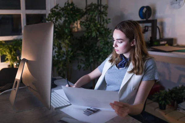 Hübsche Kaukasische Geschäftsfrau Designerin Sitzt Abends Büro Und Arbeitet Ihrem — Stockfoto