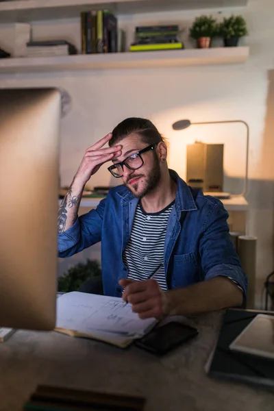 Νεαρός Σχεδιαστής Καυκάσιος Άνθρωπος Που Κάθεται Στο Γραφείο Του Βράδυ — Φωτογραφία Αρχείου