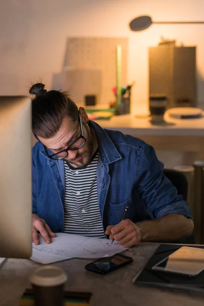 Unga Kaukasiska Man Designer Sitter Hans Kontor Kvällen Och Skriva — Stockfoto