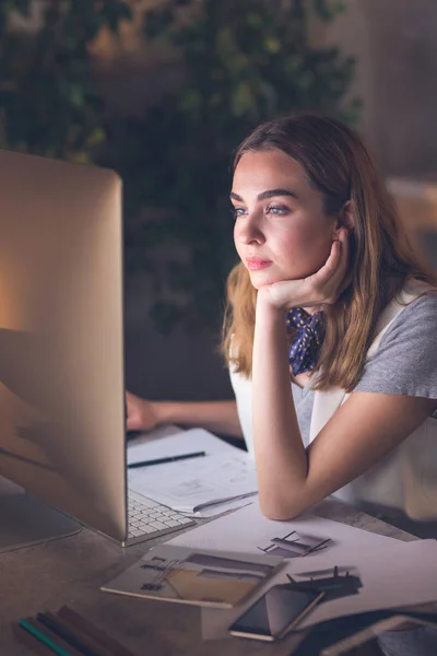 Beautiful Young Caucasian Businesswoman Sitting Office Evening Looking Computer — Stock Photo, Image