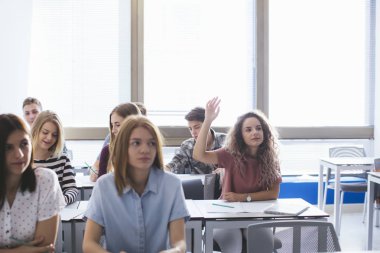 Bir sınıf modern sınıf sahip bir lise öğrenci grubu.