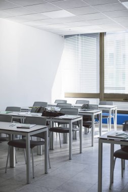 Mobilya boş lise sınıf.