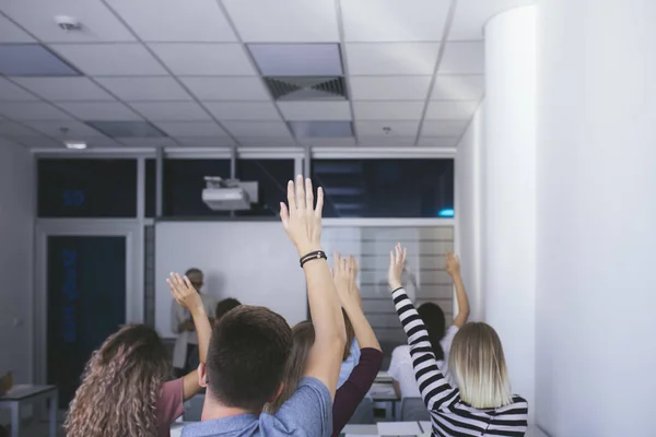 Gruppe Von Schülerinnen Und Schülern Teenager Sitzen Klassenzimmer — Stockfoto