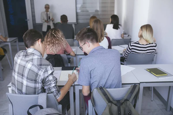 Bir Sınıf Modern Sınıf Sahip Bir Lise Öğrenci Grubu — Stok fotoğraf