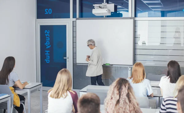 Ganska Medelålders Kvinna Lärare Undervisa Lektion Gymnasiet — Stockfoto