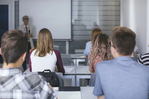 Gruppe Von Oberstufenschülern Die Eine Klasse Modernen Klassenzimmer Besuchen — Stockfoto