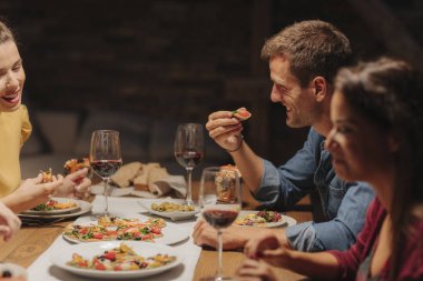 Akşam yemeğinde yemek ve mutlu görünüyordu beyaz yakışıklı genç.