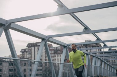 Yakışıklı orta yaşlı beyaz adam sabah eğlence zevk.