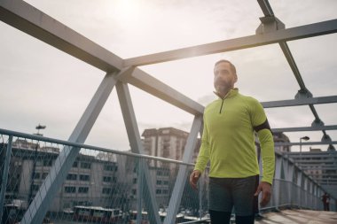 Yakışıklı orta yaşlı beyaz adam sabah eğlence zevk.