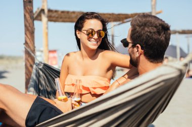 Sevgiliyi yaz tatili sahilde zevk.