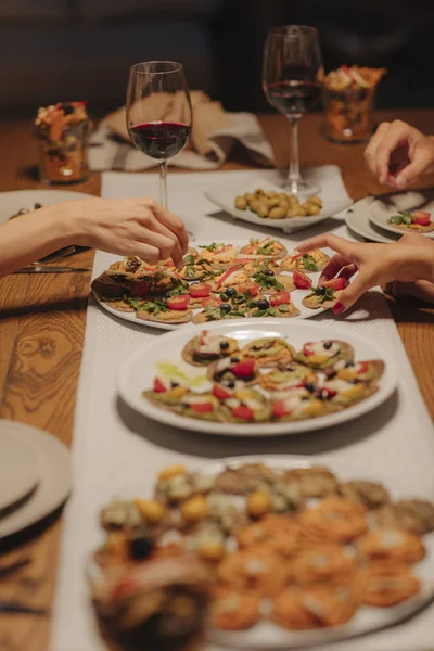 Ομάδα Urrecognisable Ανθρώπων Τρώγοντας Και Πίνοντας Κρασί Στο Βραδινό Πάρτι — Φωτογραφία Αρχείου