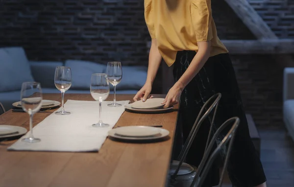 Unrecognsisable Jonge Vrouw Instellen Tabel Voor Diner Thuis — Stockfoto