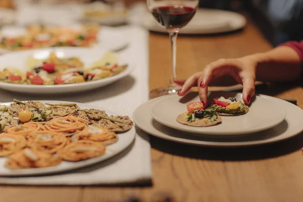 食べると家でのディナー パーティーでワインを飲む Urrecognisable のグループ — ストック写真